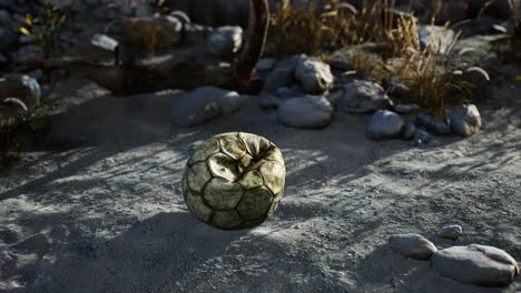 Ein-Alter,-Zerrissener-Fußball-Liegt-Auf-Dem-Sand-Des-Meeresstrandes